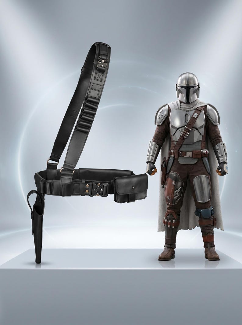 K&ouml;nnte beinhalten: Ein schwarzer Leder-Werkzeugg&uuml;rtel mit Holster, Taschen und Schulterriemen, neben einer Mandalorianer-Actionfigur. Die Figur tr&auml;gt eine silberne und braune R&uuml;stung mit Umhang, Stiefeln und Helm.