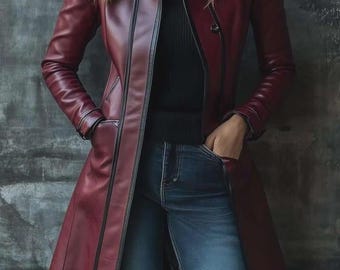 Casaco longo feminino de couro bordô, sem gola, corte em A, com gola alta.