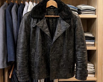 Jaqueta de couro preta de Leon S. Kennedy RE9 - Traje de cosplay inspirado em Resident Evil Requiem.