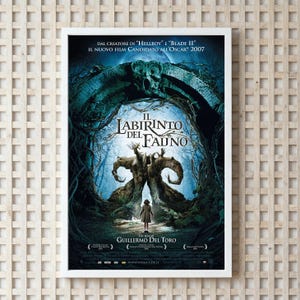 Puede incluir: Un póster enmarcado de la película "El laberinto del fauno" en italiano. El póster muestra una escena oscura y fantástica con una figura infantil. El título es prominente. El texto incluye el creador de la película y el año de la nominación al Oscar.
