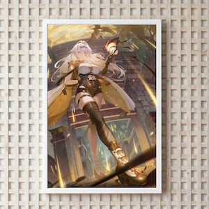 Op de afbeelding: Een ingelijste print met een fantasie-illustratie van een vrouwelijk personage met lang wit haar, die een gloeiende lantaarn vasthoudt. Ze draagt een zwart en gouden outfit met een lange gele jas, tegen de achtergrond van een verwoeste stad.