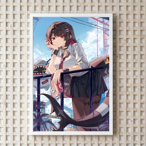 Può includere: Una stampa in stile anime incorniciata con una persona in uniforme scolastica, appoggiata a una ringhiera. L'opera d'arte ha una tavolozza di colori vivaci con un elemento di design a tema squalo. Lo sfondo mostra un paesaggio urbano sotto un cielo blu.