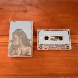 Madison Beer – Locket | Alt-Pop 2026 | Współczesna kaseta kolekcjonerska