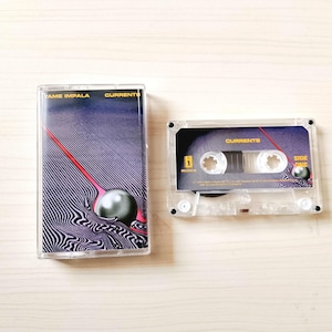 Tame Impala – Currents kassettband | Alternativ/Psykedelisk 2015 | Retroinspirerat samlarobjekt