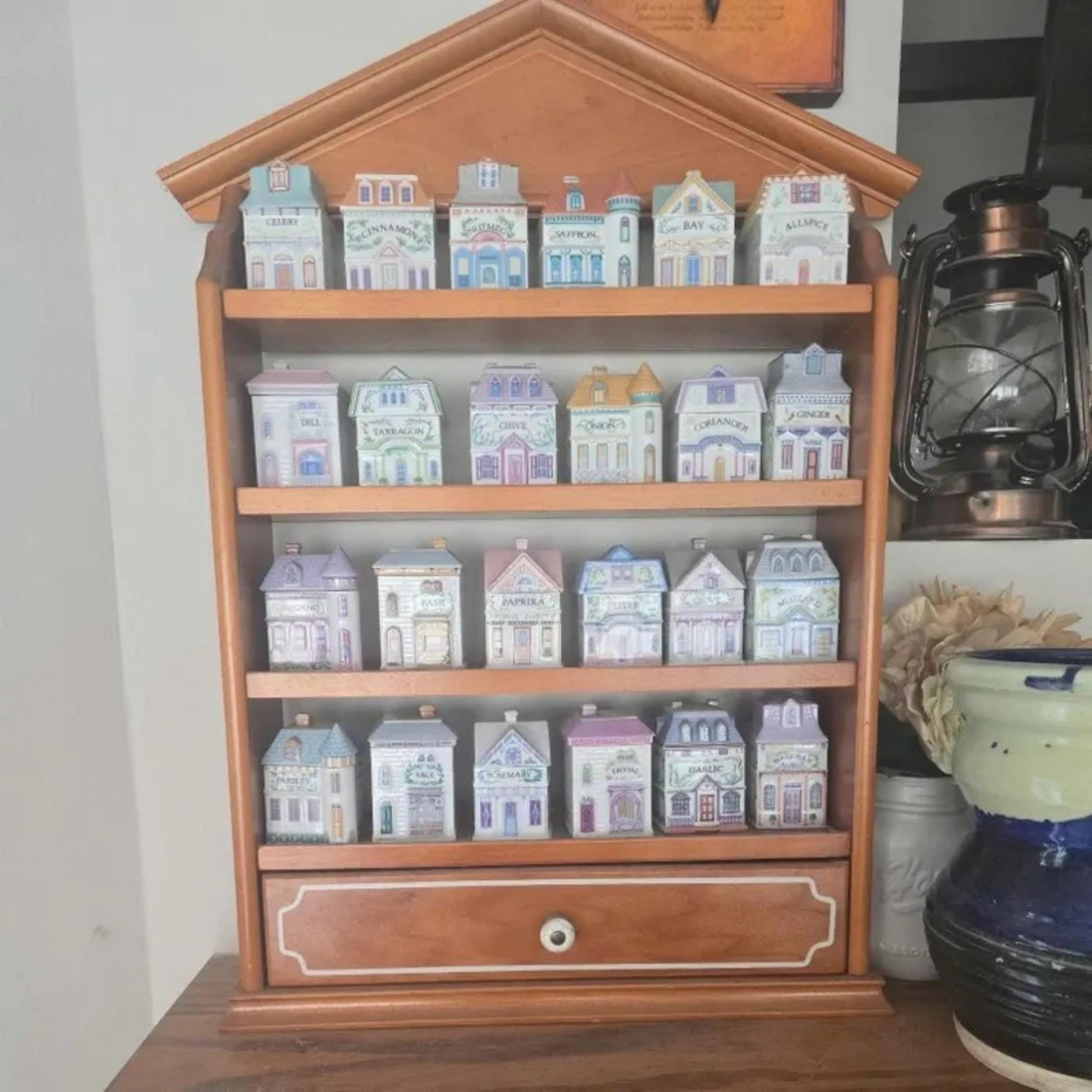 The Lenox Spice Village 24個セット 収納棚付 Lenox Spice Village 24-Piece Spice Jar Set – Lenox Corporation