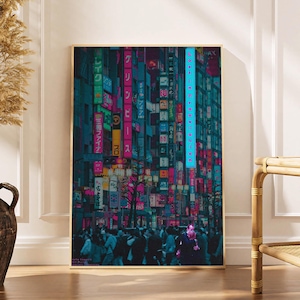 以下が含まれることがあります： 夜の活気ある都市景観を描いた額入りのアートプリント。画像には日本語のネオンサインがあり、右側に「Lost in Translation」のテキストがあります。カラーパレットには、ティール、ピンク、紫の色合いが含まれており、下部には人々の群衆がいます。