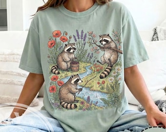 Wald Waschbär-Trio T-Shirt | Fluss Szene, Wildblumen