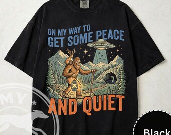Auf meinem Weg, etwas Frieden und Ruhe T-Shirt Unisex Komfort Farben 1717 T-Shirt Bigfoot UFO Shirt Retro Cryptid Grafik Top