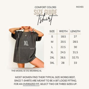 Pode incluir: Guia de tamanhos para uma t-shirt Comfort Colors. As medidas est&atilde;o em polegadas. Tamanhos de S a 3XL. A modelo veste XL. O texto aconselha a escolher dois ou tr&ecirc;s tamanhos acima para um ajuste folgado.