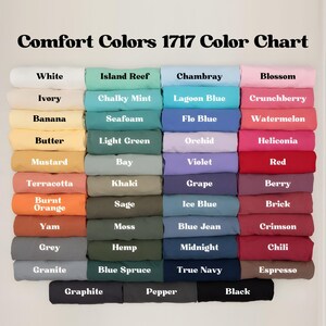 Pode incluir: Um gr&aacute;fico de cores Comfort Colors 1717 exibindo amostras de tecido em v&aacute;rias tonalidades. O gr&aacute;fico inclui cores como branco, marfim, banana, manteiga, mostarda, terracota, laranja queimado, inhame, cinza, granito, recife da ilha, menta giz, espuma do mar, verde claro, ba&iacute;a, c&aacute;qui, s&aacute;lvia, musgo, c&acirc;nhamo, abeto azul, chambray, azul lagoa, flo blue, orqu&iacute;dea, violeta, uva, azul gelo, blue jean, meia-noite, azul marinho, flor, cranberry, melancia, helic&ocirc;nia, vermelho, berry, tijolo, carmesim, chili, expresso, grafite, pimenta e preto.