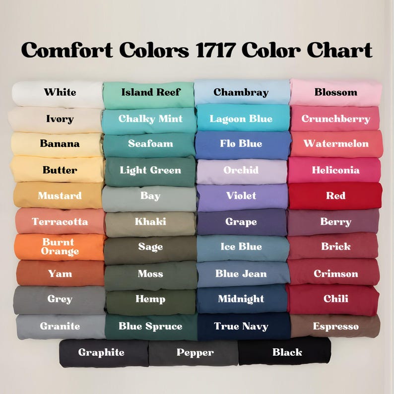 Pode incluir: Um gr&aacute;fico de cores Comfort Colors 1717 exibindo amostras de tecido em v&aacute;rias tonalidades. O gr&aacute;fico inclui cores como branco, marfim, banana, manteiga, mostarda, terracota, laranja queimado, inhame, cinza, granito, recife da ilha, menta giz, espuma do mar, verde claro, ba&iacute;a, c&aacute;qui, s&aacute;lvia, musgo, c&acirc;nhamo, abeto azul, chambray, azul lagoa, flo blue, orqu&iacute;dea, violeta, uva, azul gelo, blue jean, meia-noite, azul marinho, flor, cranberry, melancia, helic&ocirc;nia, vermelho, berry, tijolo, carmesim, chili, expresso, grafite, pimenta e preto.