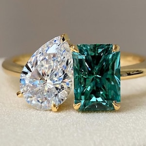 Bague toi et moi saphirs, taille poire et émeraude, or jaune 14 carats
