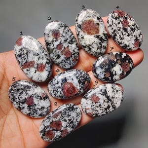 Cabochões de Rubi Natural de Outono 346 Quilates (30 - 36 mm) – Pedra de Cura, Gema com Base Plana para Confecção de Joias, Gema Solta para Pingente ou Anel