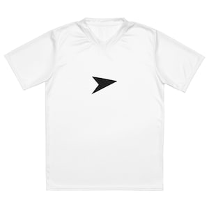 Puede incluir: Camiseta blanca con cuello en V y un gráfico de flecha negra en la parte delantera. La camiseta de manga corta está hecha de un material ligero. La flecha es de color negro sólido y apunta hacia la derecha.