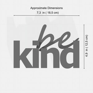 K&ouml;nnte beinhalten: Graues Metallschild mit dem Schriftzug "be kind" in einer stilisierten Schriftart. Das Schild ist ca. 18,5 cm breit und 12,5 cm hoch. Ein dekoratives Element f&uuml;r Zuhause oder B&uuml;ro.