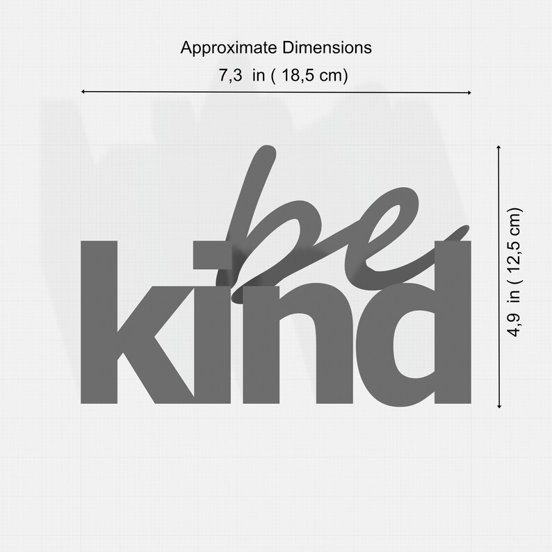 K&ouml;nnte beinhalten: Graues Metallschild mit dem Schriftzug "be kind" in einer stilisierten Schriftart. Das Schild ist ca. 18,5 cm breit und 12,5 cm hoch. Ein dekoratives Element f&uuml;r Zuhause oder B&uuml;ro.