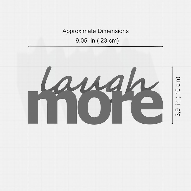 K&ouml;nnte beinhalten: Graue Holz-Wanddekoration mit den Worten "laugh more". Das Wort "laugh" ist in einer Schreibschrift &uuml;ber dem Wort "more" in Blockschrift geschrieben. Die Ma&szlig;e betragen ca. 23 cm Breite und 10 cm H&ouml;he.