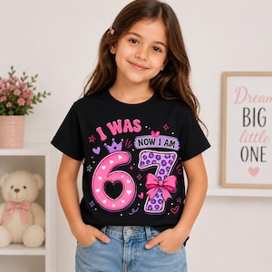 T-shirtdesign för 7-årsfödelsedagsflicka, rosa lila hjärtanstjärnor (digital nedladdning)