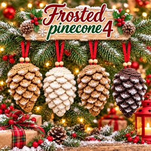 Könnte beinhalten: Vier gehäkelte Tannenzapfen-Ornamente in Beige, Creme, Hellbraun und Dunkelbraun, jeweils mit roter Bandschlaufe und Holzperle. Der Text Frosted pinecone 4 steht auf einem Holzschild über den Ornamenten vor einem Tannenbaumhintergrund.