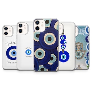 Könnte beinhalten: Eine Sammlung von Handyhüllen mit verschiedenen Designs. Die Hüllen zeigen ein blau-weißes böses Augenmotiv, einen hängenden bösen Augenanhänger und eine Hand mit Augendesign. Eine Hülle trägt den Text "Good things are coming."