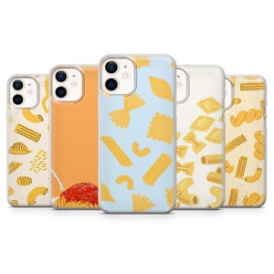 Puede incluir: Cinco fundas para teléfono con diseños de pasta. Las fundas presentan diferentes formas de pasta, como penne, lazos y conchas, en amarillo sobre fondos azul claro, naranja y blanco. Una funda muestra espaguetis con salsa de tomate.