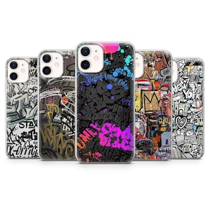 Pode incluir: Uma coleção de cinco capas de telefone com designs vibrantes de arte de grafite. As capas apresentam uma variedade de cores, incluindo preto, branco, rosa, azul e amarelo. Algumas capas têm texto como "Good Vibes Only" e "STA".