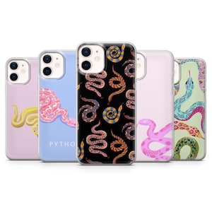 Può includere: Cinque custodie per telefono con motivi a serpente in vari colori. I design includono rosa, blu, nero e verde, con la parola "PYTHO" su alcune custodie. Le custodie sono progettate per uno smartphone.