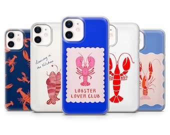 Könnte beinhalten: Eine Sammlung von fünf Handyhüllen mit Hummer-Motiven. Die Hüllen zeigen verschiedene Muster, darunter eine marineblaue Hülle mit orangefarbenen Hummern, eine weiße Hülle mit einem Hummerpaar und eine blaue Hülle mit dem Text "LOBSTER LOVER CLUB".