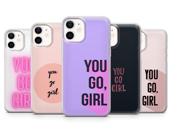 Pode incluir: Cinco capas de telemóvel com a frase "YOU GO GIRL" em várias cores e fontes. As capas são em tons de rosa, roxo e preto. As capas são projetadas para um smartphone.