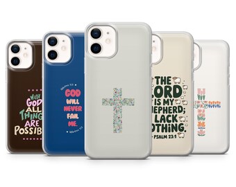 Op de afbeelding: Een verzameling telefoonhoesjes met verschillende ontwerpen. Eén hoesje is bruin met de tekst "WITH GOD ALL THINGS ARE POSSIBLE". Een andere is blauw met de tekst "GOD WILL NEVER FAIL ME". Andere hoesjes hebben een kruis en tekst.