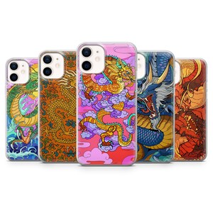 Puede incluir: Una colección de cinco fundas para teléfono con diseños de dragones coloridos. Cada funda muestra una ilustración de dragón diferente, con tonos vibrantes de verde, naranja, azul y rojo. Los dragones están sobre varios fondos, incluyendo nubes y olas.