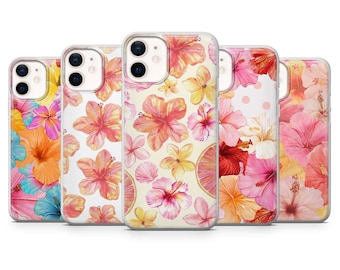 Puede incluir: Una colección de cinco fundas para teléfono con diseños florales. Las fundas presentan varios patrones de flores de hibisco en tonos de rosa, naranja, amarillo y rojo. Algunas fundas tienen un fondo blanco, otras un fondo amarillo claro.