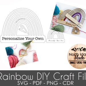 Puede incluir: Una descarga digital de un archivo de artesanía de arcoíris para crear una decoración de pared de arcoíris de hilo personalizada. El archivo incluye los formatos SVG, PDF, PNG y CDR. La imagen muestra un arcoíris de madera con hilo tejido a través de él, junto con un arcoíris más pequeño con la palabra "Familia" inscrita en él. La imagen también incluye un logotipo para "North Idaho Made" con el lema "Small, Local, Family".