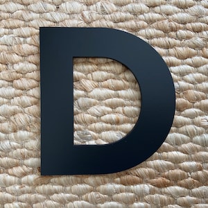 D - Letra moderna - Pintada de negro o sin terminar 1/4" MDF Carta cortada con láser en blanco - Mayúscula grande