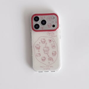 Könnte beinhalten: Transparente Handyhülle mit rotem Rand und rotem Hello Kitty-Design. Das Design umfasst mehrere Hello Kitty-Illustrationen, Schleifen und den Text "Hello Sweet" und "Have a nice day to kitty."