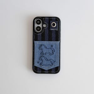 Denimtelefonskal med broderad hästficka, blårandigt iPhone 16 15 14 Pro Max-skal