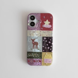 Könnte beinhalten: Dekorative Handyhülle mit Patchwork-Design. Die Hülle zeigt ein Reh, ein Haus, eine Wolke mit einem Stern und florale Muster in verschiedenen Farben, darunter Rosa, Lila, Rot und Gold. Die Hülle hat ein glänzendes Finish.
