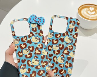 Etui na iPhone'a z motywem kota z kreskówek Kawaii, niebieskie etui na telefon z nadrukiem w panterkę i kokardą, urocze etui ochronne na iPhone'a 14 15 16 Pro Max