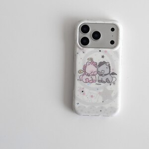 Könnte beinhalten: Weißes Handycase mit einer Cartoon-Illustration von zwei Einhörnern. Eines ist rosa, das andere grau. Das Case hat ein glitzerndes Sternenmuster.