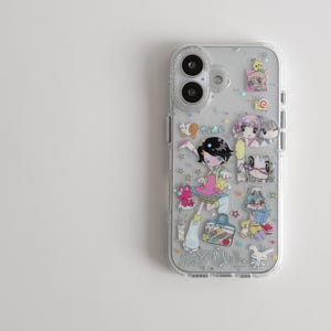 Puede incluir: Funda transparente para teléfono con ilustraciones de estilo anime. La funda presenta un diseño con un personaje sosteniendo una bolsa, estrellas y el texto "Happy Days". La funda está diseñada para un teléfono inteligente.