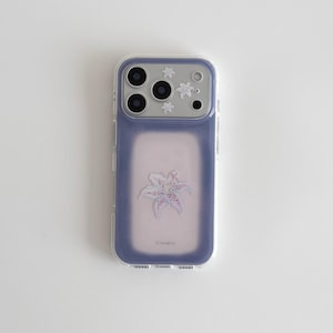 Könnte beinhalten: Transparente Handyhülle mit lila Rand und floralem Design. Die Hülle zeigt eine weiße und rosa Lilienblume und das Wort "Flowers" unten.