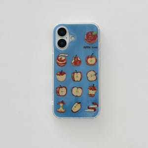 Könnte beinhalten: Transparente Handyhülle mit blauem Hintergrund und verschiedenen Apfelillustrationen. Auf der Hülle steht "Apple time" und es gibt Bilder von ganzen, geschnittenen und teilweise gegessenen Äpfeln. Die Handyhülle hat eine Dual-Kamera.