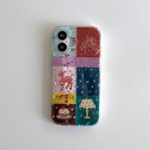 Könnte beinhalten: Transparente Handyhülle mit Patchwork-Design. Die Hülle zeigt verschiedene bunte Quadrate mit Illustrationen eines Hirsches, Cupcakes, einer Lampe und Schleifen. Die Hülle ist für ein Smartphone konzipiert und hat einen Ausschnitt für eine Dual-Kamera.
