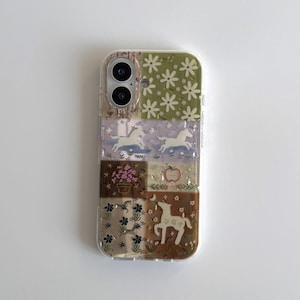 Può includere: Custodia trasparente per telefono con un collage di disegni decorativi. I disegni includono motivi floreali, unicorni e un cavallo. La custodia ha un bordo trasparente ed è progettata per adattarsi a uno smartphone.