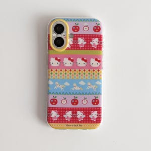 Könnte beinhalten: Transparente Handyhülle mit einem farbenfrohen Muster mit Hello Kitty, Äpfeln und Einhörnern. Das Design umfasst rosa, rote, blaue und gelbe Streifen. Der Text "Have a luck life" steht unten.