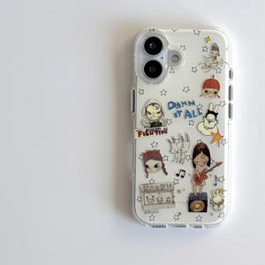 Könnte beinhalten: Transparente Handyhülle mit Aufklebern von Cartoonfiguren und Sternen. Die Aufkleber zeigen ein Mädchen mit Gitarre, ein Kaninchen und den Text "Damn it all".