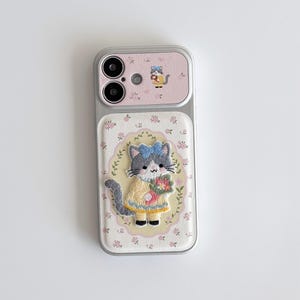 Könnte beinhalten: Ein Set aus drei Keramikbechern mit gesprenkelter, matter Oberfläche. Jeder Becher hat eine andere Farbe: hellblau, cremefarben und grau. Die Becher haben ein schlichtes, modernes Design und einen bequemen Griff.