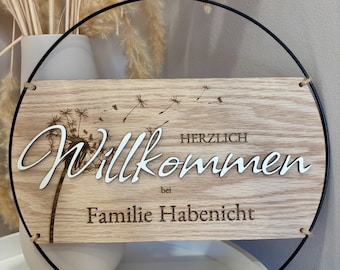 Plaque de porte en bois personnalisée avec nom, panneau de bienvenue, porte d'entrée en chêne, couronne à motif naturel, cadeau de pendaison de crémaillère