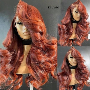 Peut inclure: Perruque brun-rouge avec de longues boucles volumineuses. La perruque présente une raie sur le côté et un devant en dentelle pour un aspect naturel. Le texte "EBUWIG" est visible. La perruque est coiffée sur une tête de mannequin.