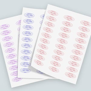 Peut inclure: Feuilles d'autocollants avec des motifs ovales violets, bleus et rouges. Chaque autocollant comporte du texte en hébreu et en anglais, dont les mots "Passover" et "Dairy", "Meat" ou "Pareve".